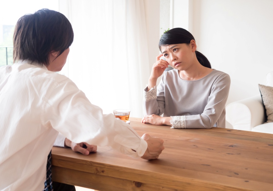 “寝相悪いもんな”…妻が不倫に気付いた「夫の何気ない言動」4つ