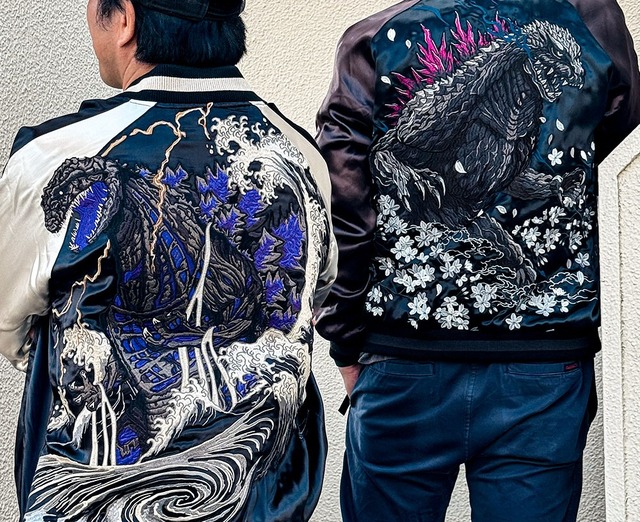 圧倒的存在感がかっこいい！ 「ゴジラ」名場面が刺繍スカジャンに