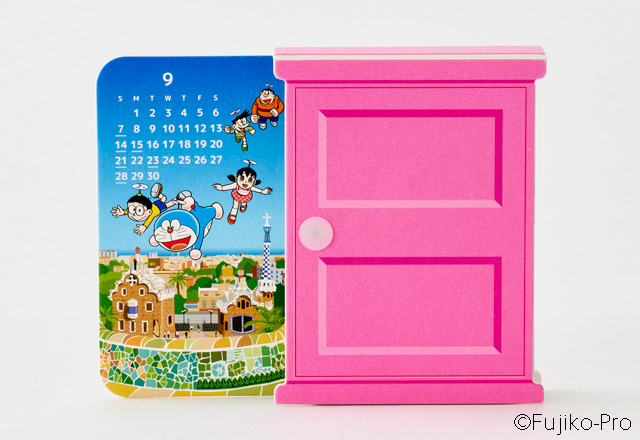 『ドラえもん』“どこでもドア”で2025年は世界旅行へ！卓上カレンダーが「藤子・F・不二雄ミュージアム」に登場