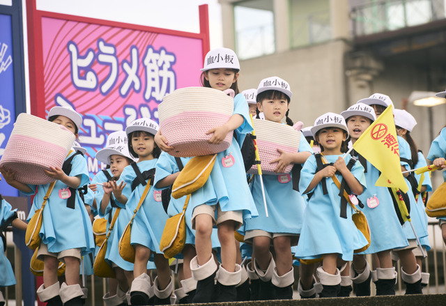 実写映画「はたらく細胞」カワイイのに超優秀！ 血小板が大集合♪ 赤血球（永野芽郁）＆白血球（佐藤健）も思わず笑顔!? 本編映像公開