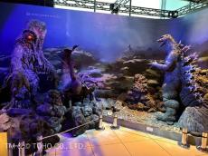 「ゴジラ」ド迫力!! 対峙するゴジラとへドラ、エビラがお出迎え！ホテルグレイスリー新宿に新ジオラマ登場