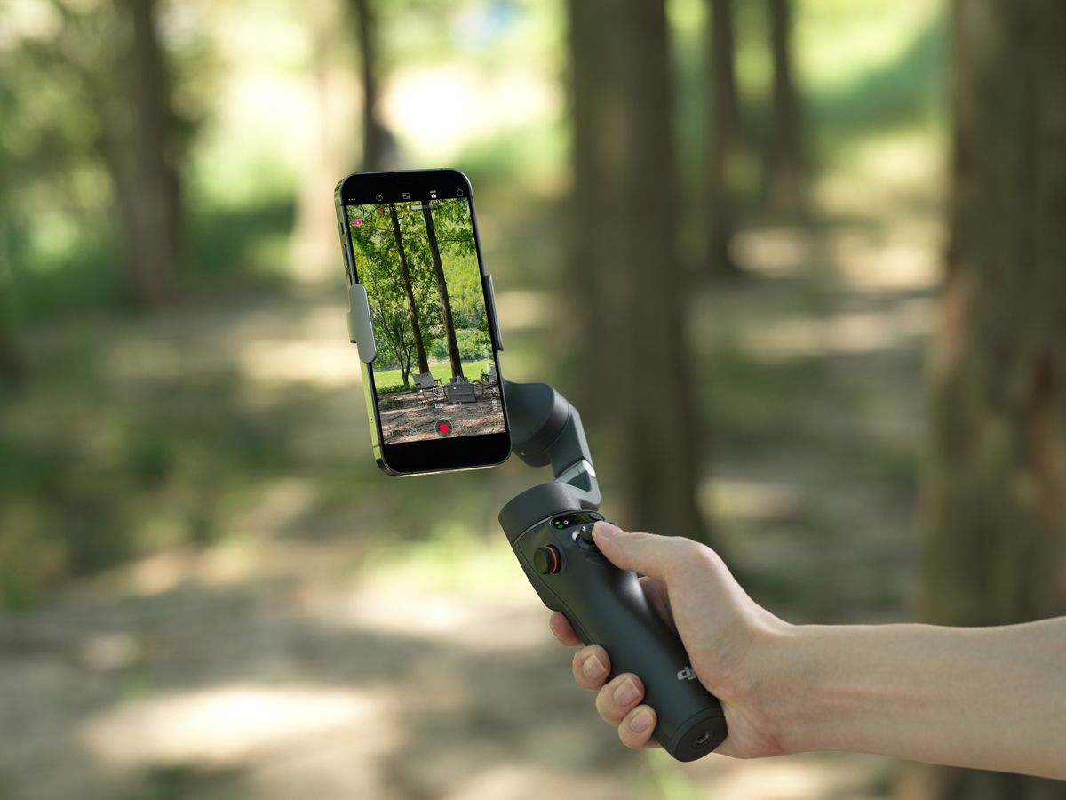 DJI、持ち運び簡単でクイック起動できるスマホスタビライザー「Osmo