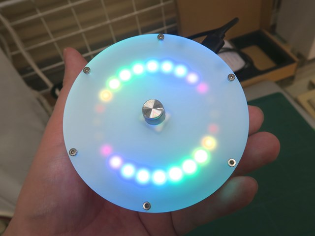 音に反応して光が踊る円形のイルミデバイス「audilu circle」