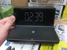 枕元にあると便利なワイヤレス充電器を備えたLEDアラームクロック