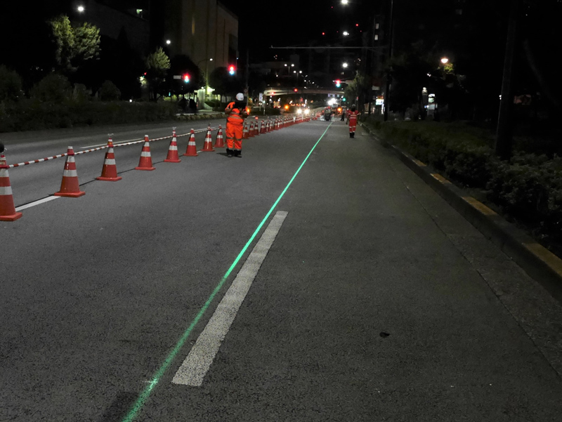 道路に線や矢印を照射、大日本印刷が小型照明装置を試験販売へ