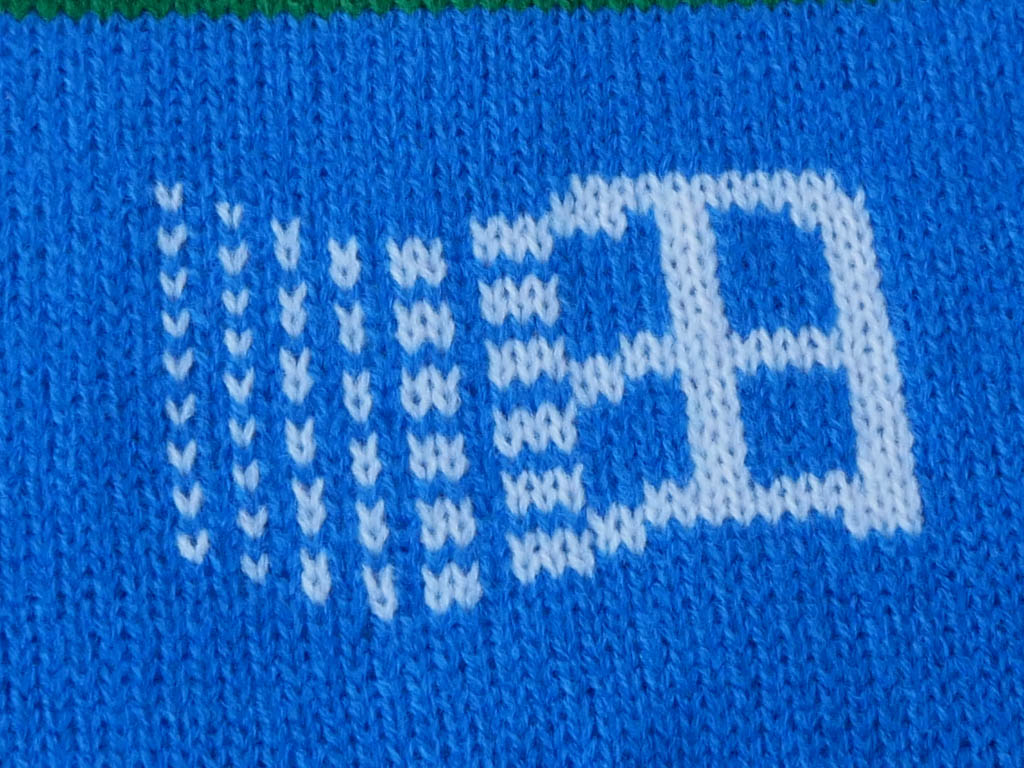 いま人気の最高潮、マイクロソフトのダサいセーターを入手