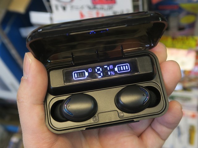 モバイルバッテリーとしても使えて、スマホも充電できる完全ワイヤレスイヤホンが1500円