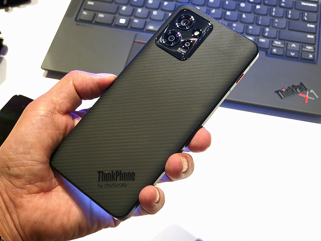 ThinkPadブランドのスマホ「ThinkPhone」実機をチェック！ 高級感ありの筐体にPC連携を強化