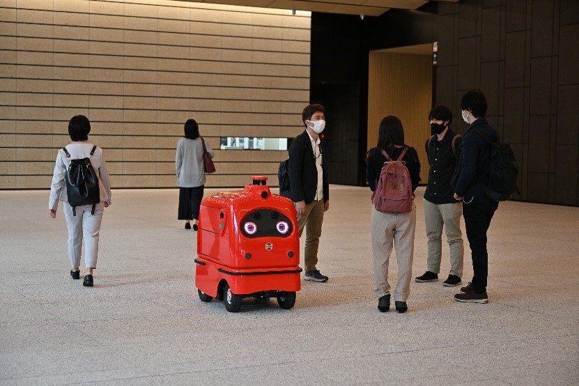 混雑回避や回遊販売が可能なロボット配送、JR東日本とKDDIが実証実験へ