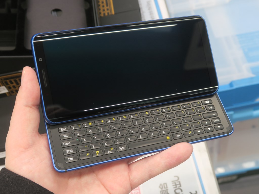 スライド式キーボード搭載の変態スマホ「F(x)tec Pro1X」がアキバに大量入荷！