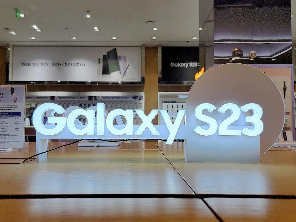 Galaxy S23の発売日は韓国がお祭り！ スタバコラボや限定カラーを求めてショップに突撃！