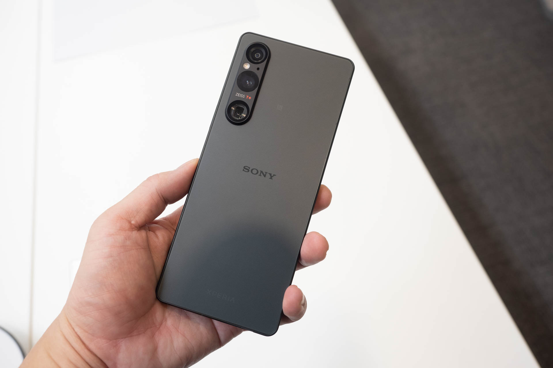 ソニーXperiaの新モデル「Xperia 1 V」と「Xperia 10 V」を写真で細部