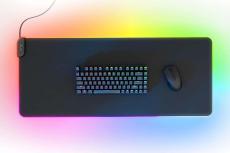 エッジにRGB LEDを搭載した特大マウスパッドHYTE「CNVS」