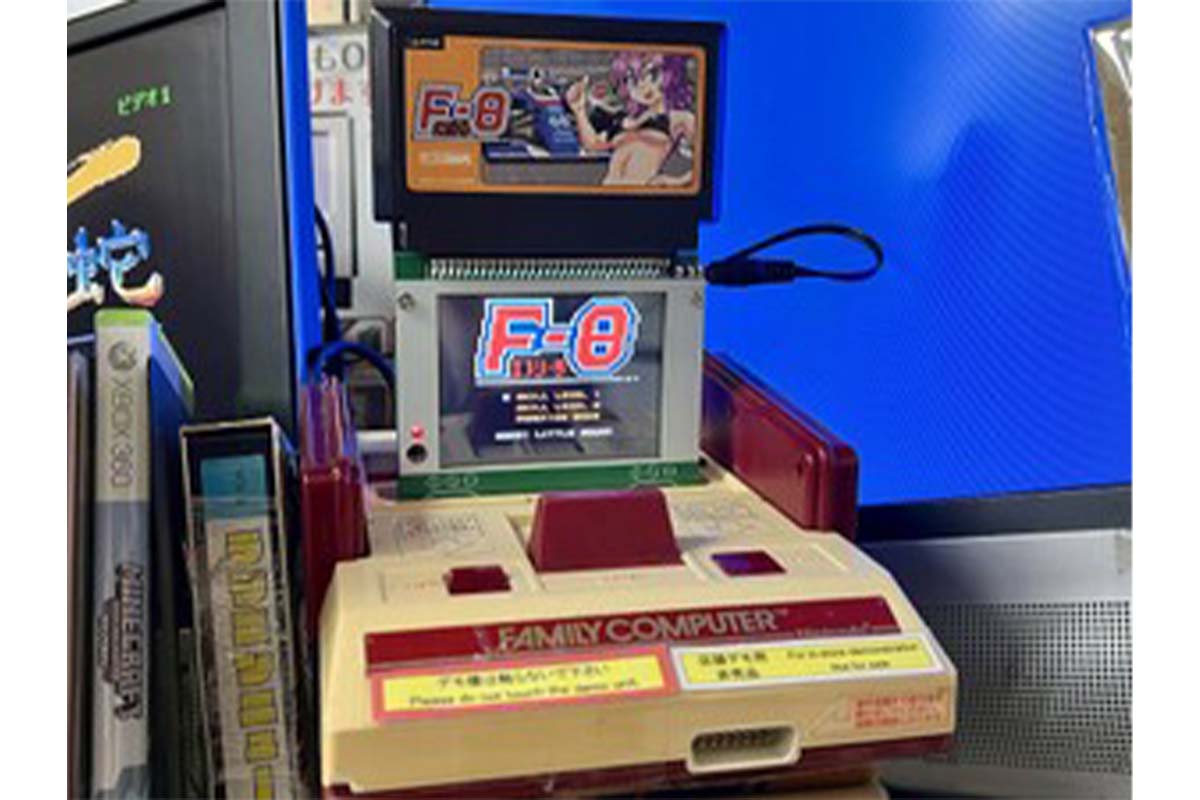 ファミコンとメガドラのスロットに挿して使う液晶ディスプレー