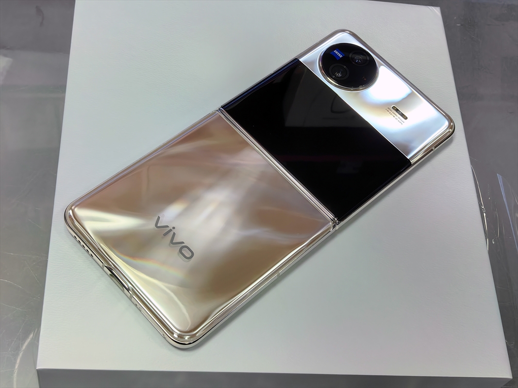 女性ターゲットのスタイリッシュな折りたたみスマホ「vivo X Flip