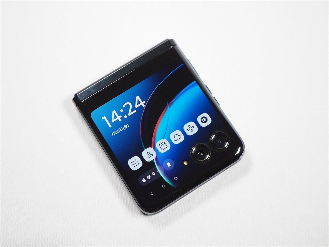 デザインを刷新して使い勝手が向上した折りたたみスマホ「motorola
