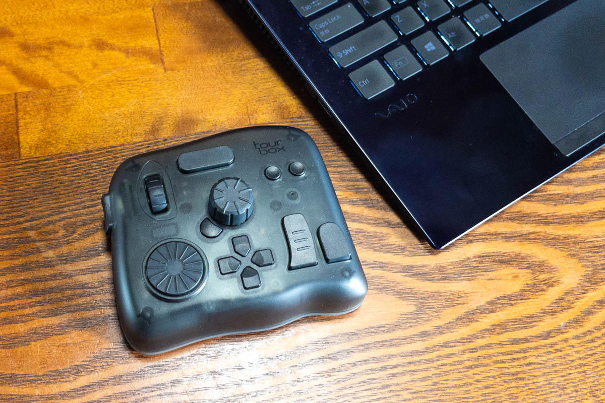 ゲームコントローラーみたいな「TourBox Elite」で、日常作業を効率化