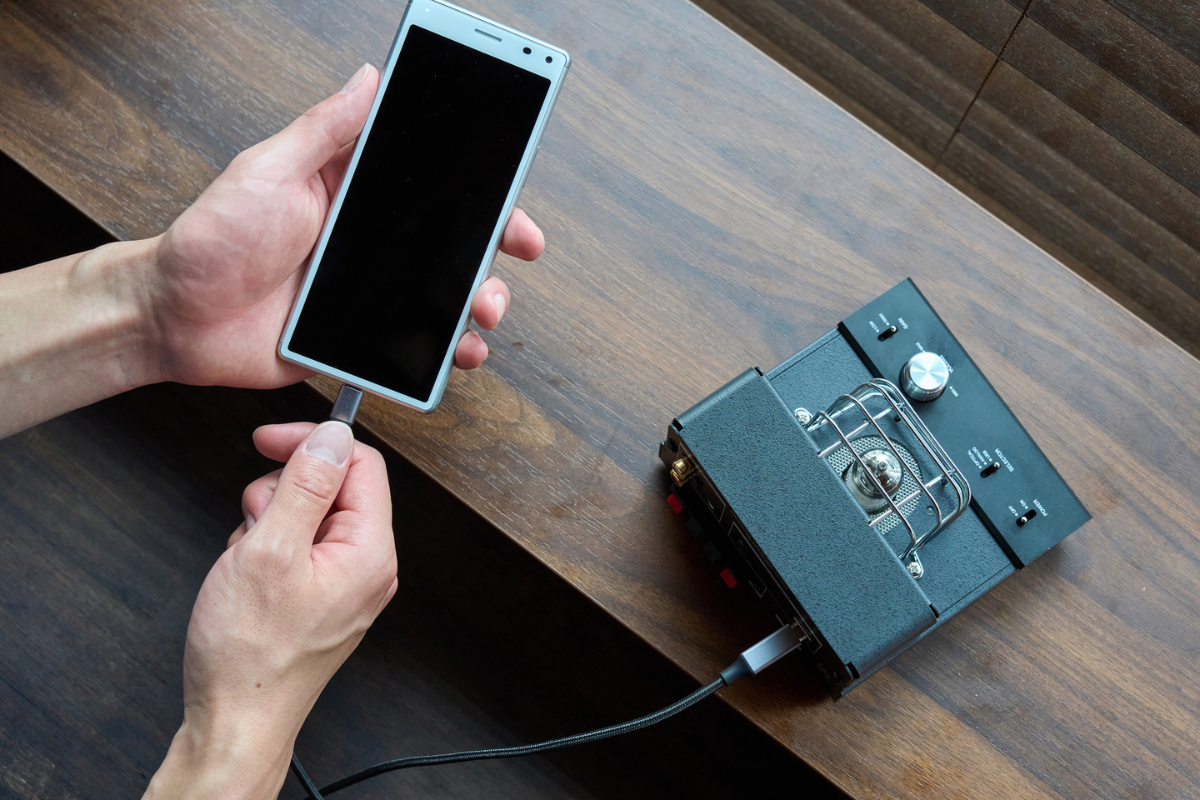 スマホの音楽を本格的に SOUND WARRIORの小型ハイブリッド真空管アンプ