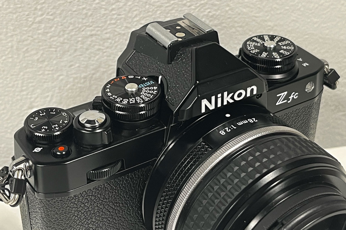 これ、なんか手にしっくりくる。ニコンの一眼レフカメラ「Z fc 28mm f/2.8 Special Edition」