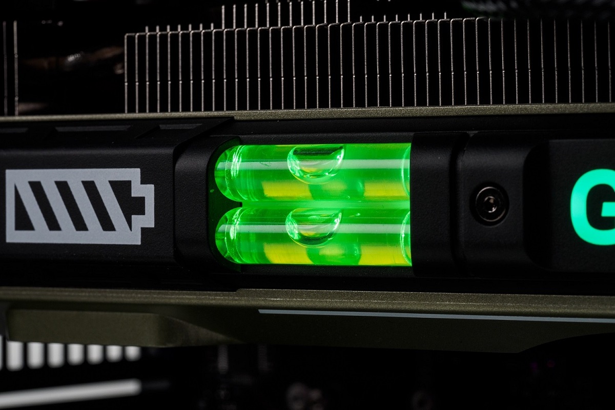 水準器付きRTX 4070 Ti SUPERで装い新たに、空冷でも意外と静かな高