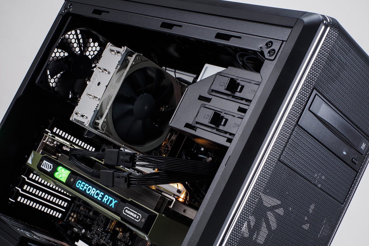 RTX 4070 Ti SUPERで4KプレイもイケるゲーミングPC、空冷でも14700Fが