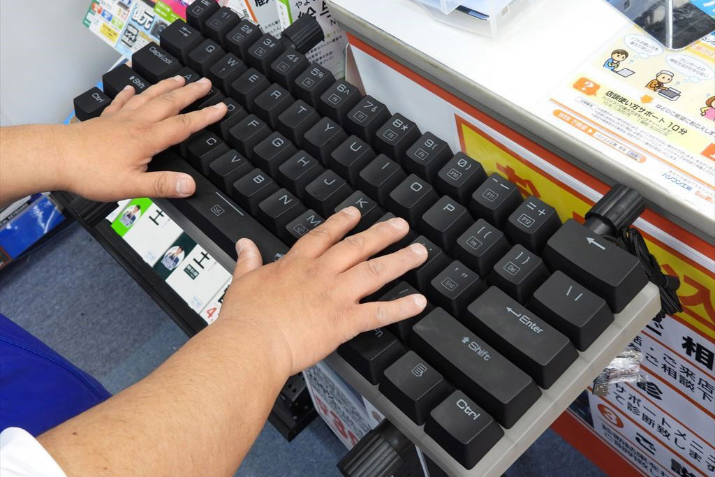 マウス、キーボード付自作ゲーミングPC なぜこれを作った？ 目を疑うほど巨大なゲーミングキーボードが発売