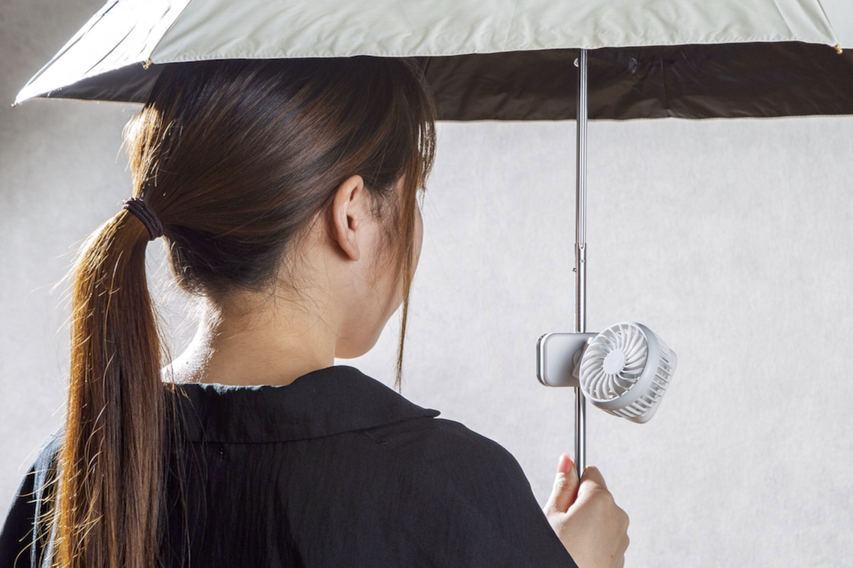ニトリ、日傘にはさめる扇風機　1990円