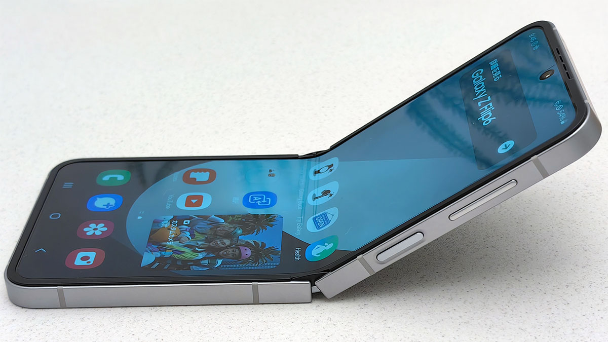 新「Galaxy Z Flip」は折り目がさらに目立たぬように！ バッテリーは 