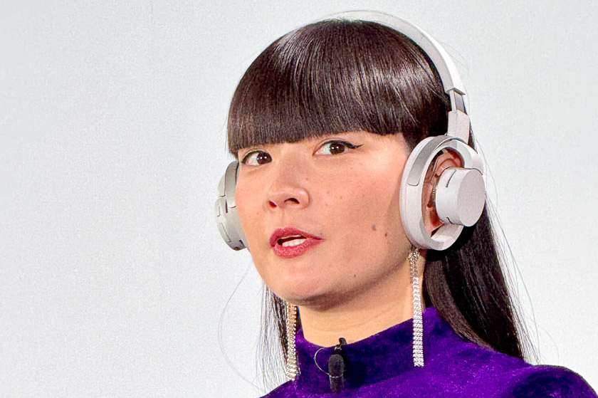 逆相の音波で音漏れを防げる？ 耳を塞がないヘッドホン「nwm ONE