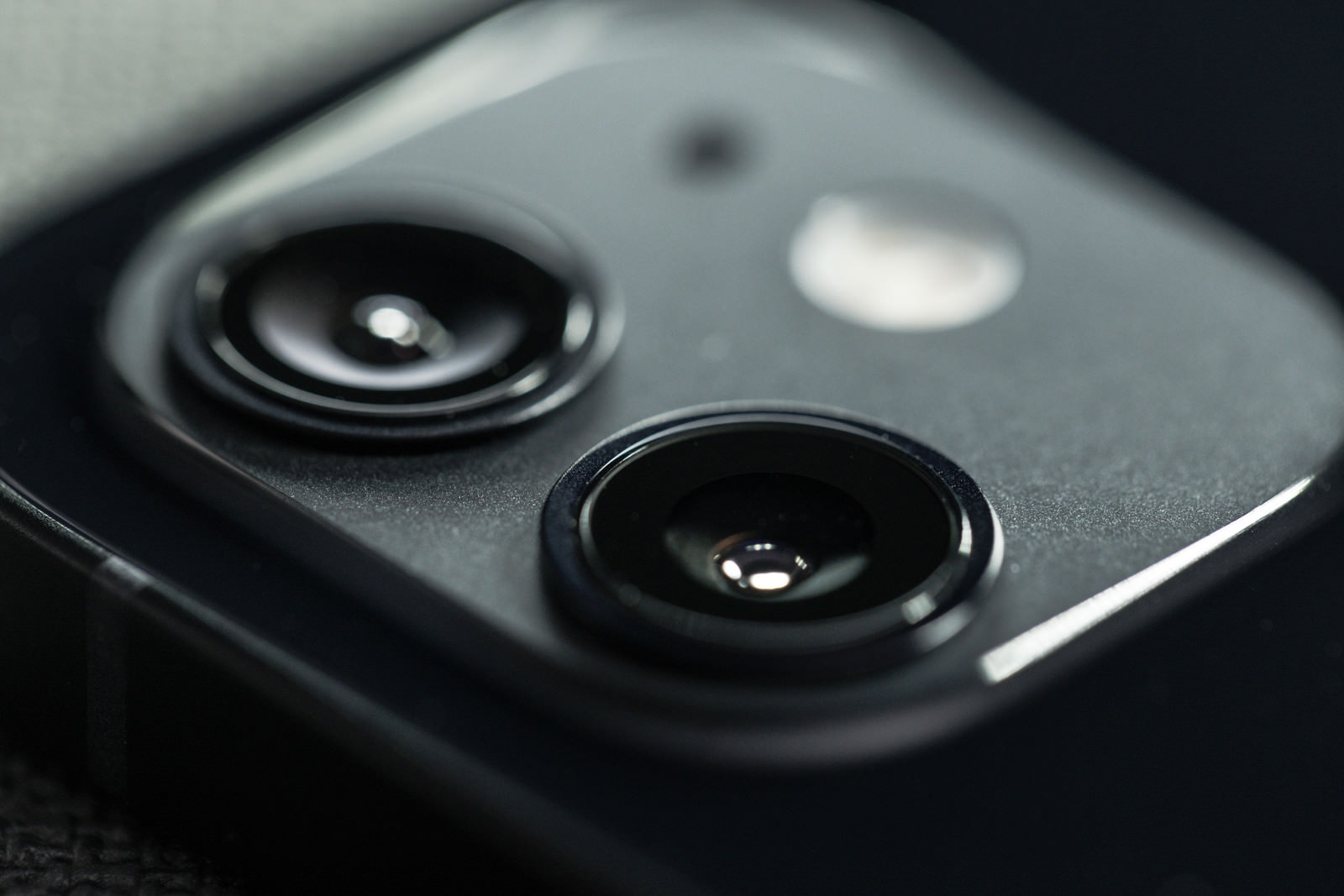 アップル新型「iPhone」カメラセンサーの“ソニー外し”は2026年か