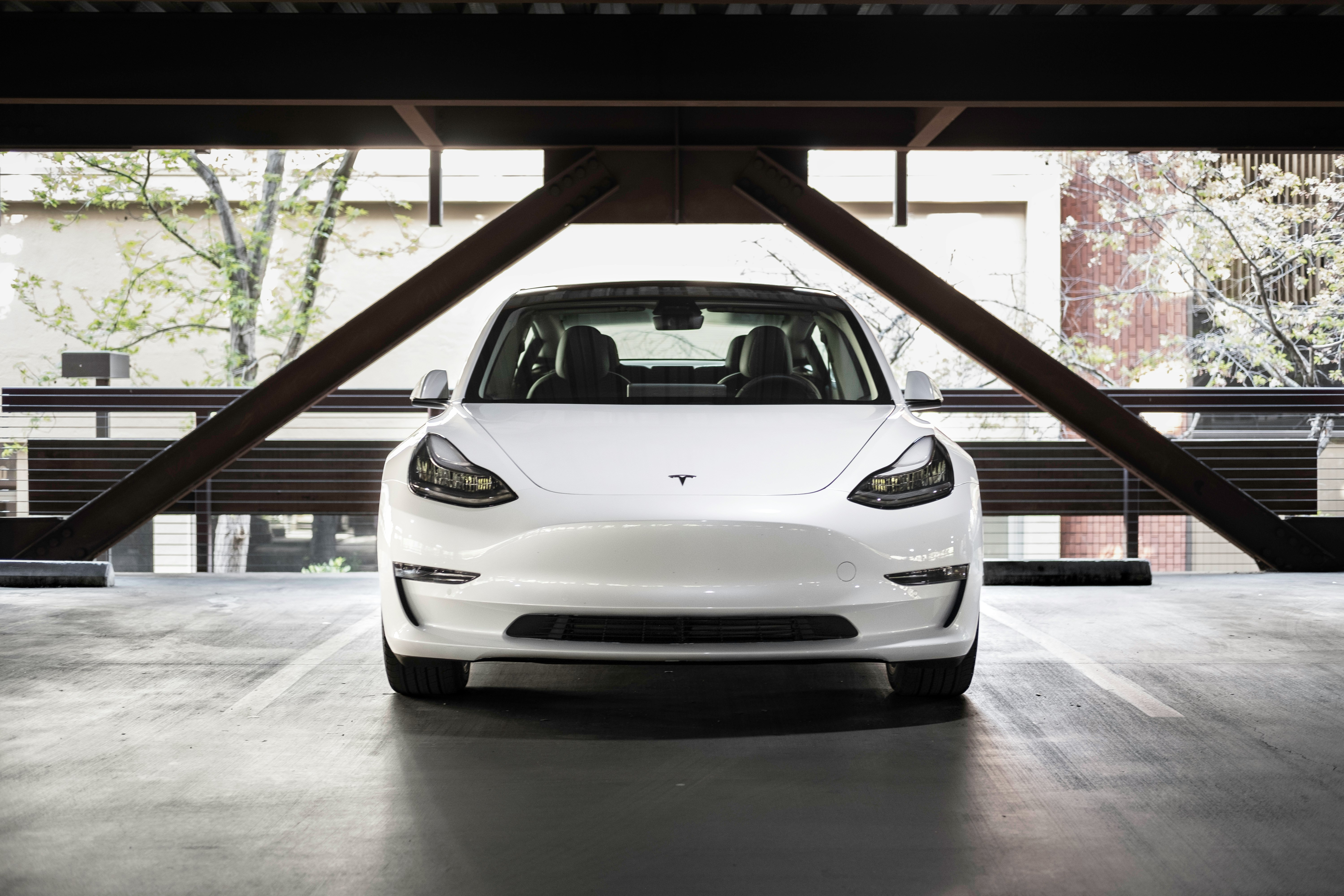 テスラ「Model 3」などリコール　カメラセンサーに不具合