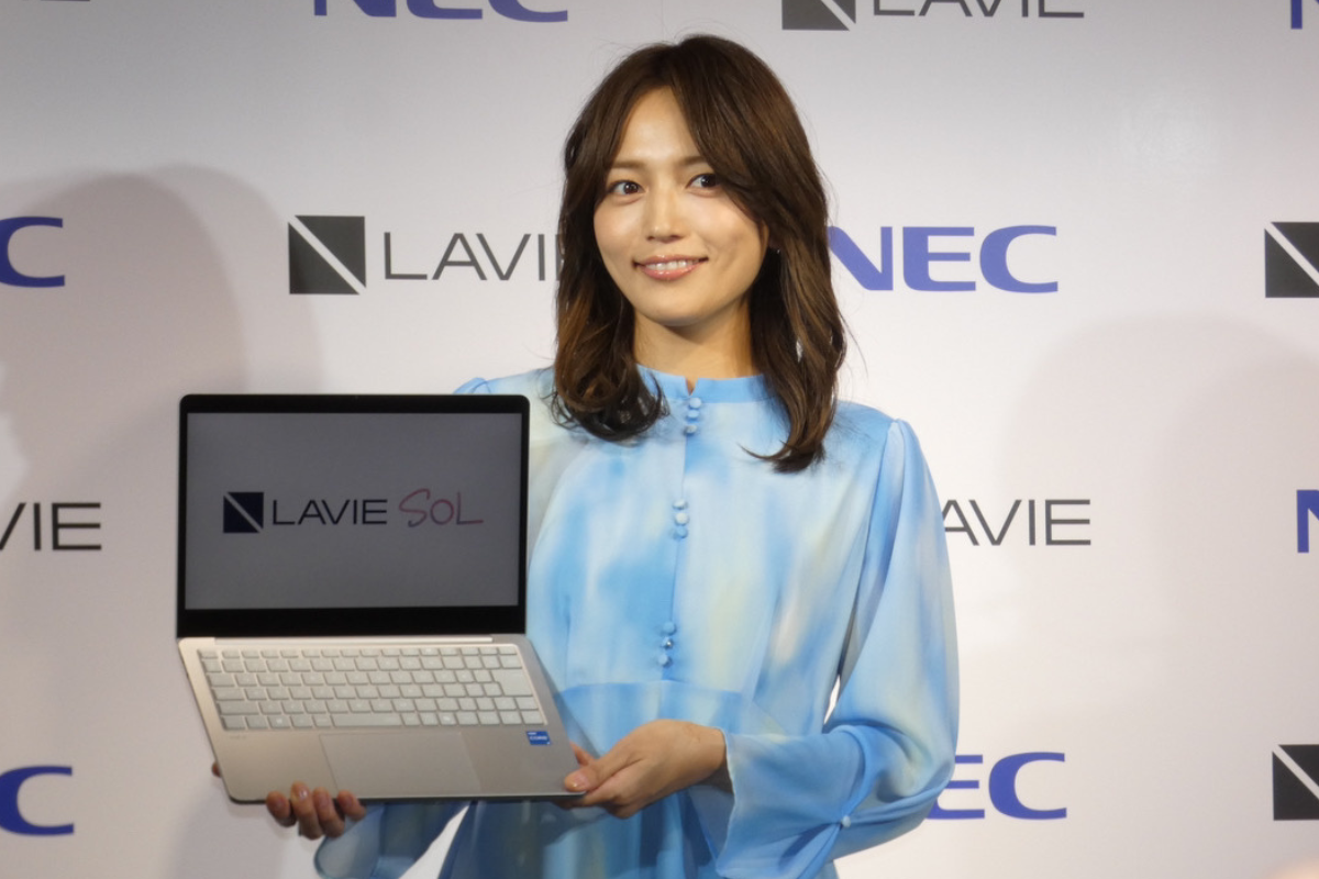 川口春奈さん「愛着が湧くPCです」 Z世代向けノート「LAVIE SOL」