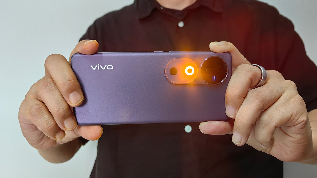 ツァイスカメラ搭載のスマホ「vivo V40」は可変色LEDライトでポートレート撮影も得意