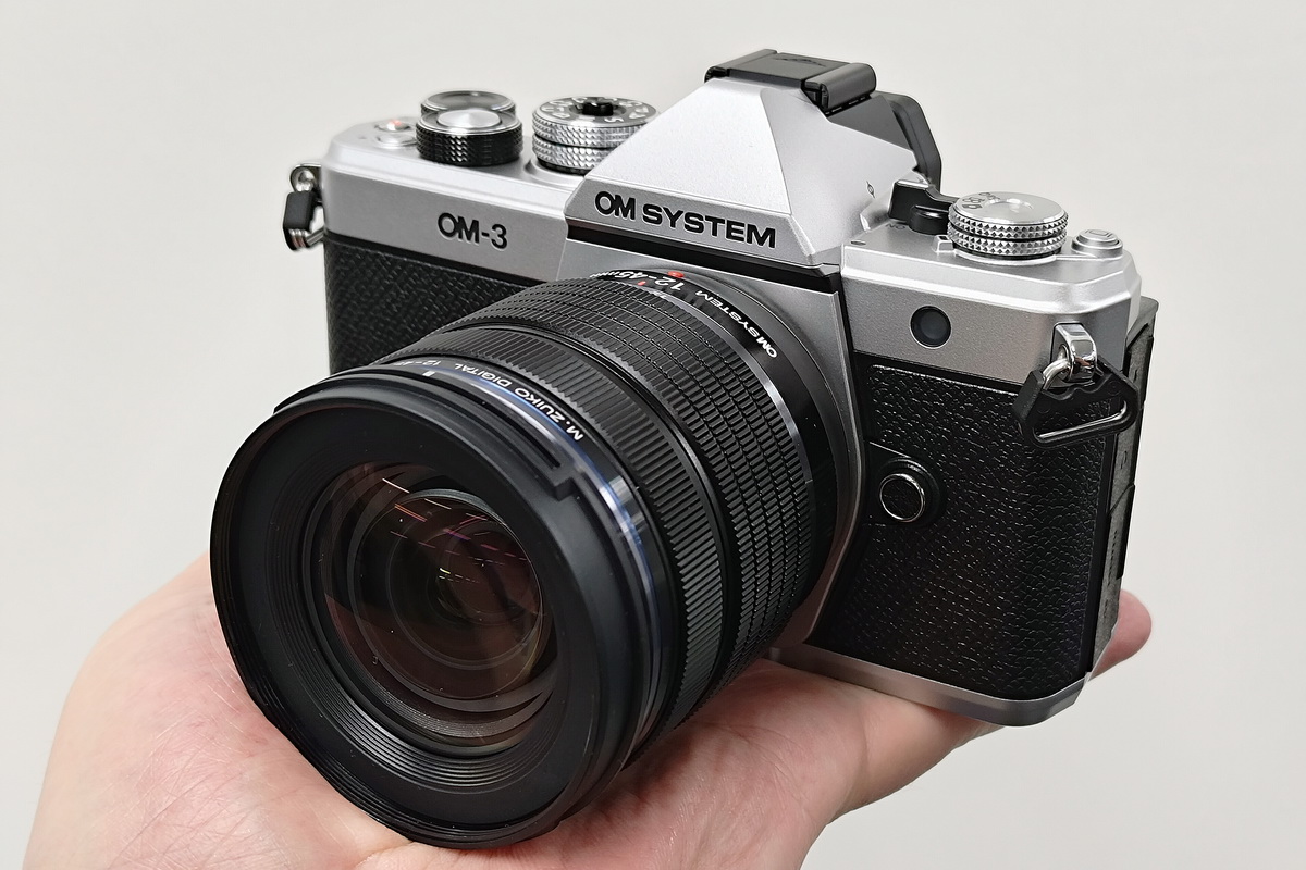 フィルム時代のレトロデザインに最高性能を投入したミラーレスカメラ「OM-3」発表