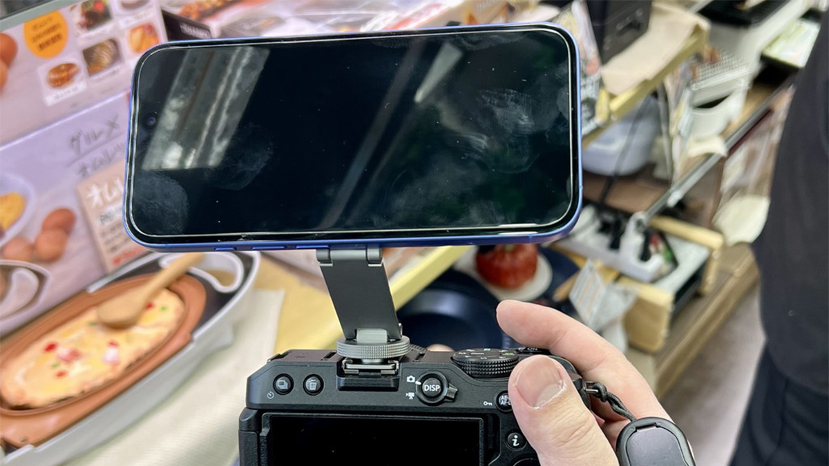 カメラのシューにスマホを取り付け可能なMagSafe対応スマホホルダー