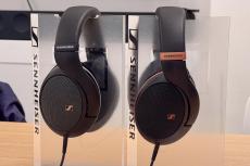 見た目はそっくり、音の性格はハッキリ異なる2つのヘッドホン