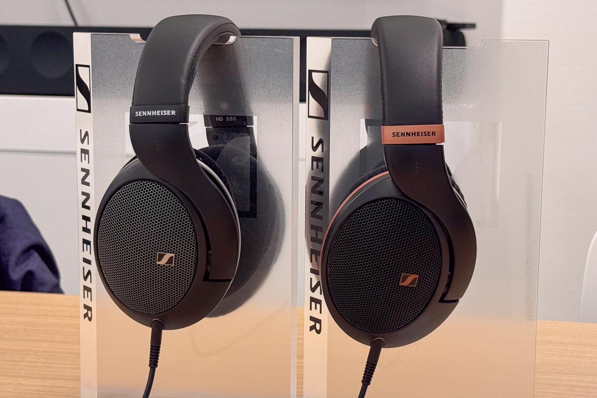 見た目はそっくり、音の性格はハッキリ異なる2つのヘッドホン