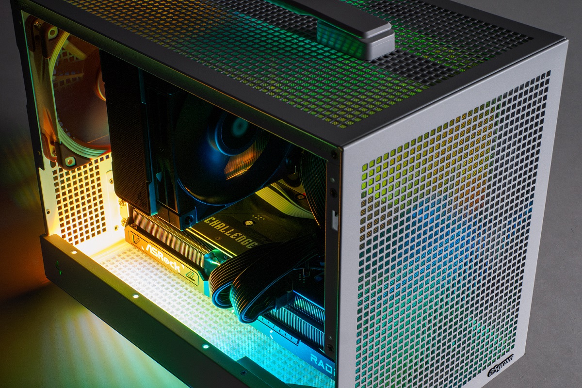 Ryzen＆Radeon RX 9070でモンハンワイルズも◎ 容量19Lの小型