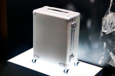 マグネシウム採用で世界最軽量のスーツケース「Magne Suitcase