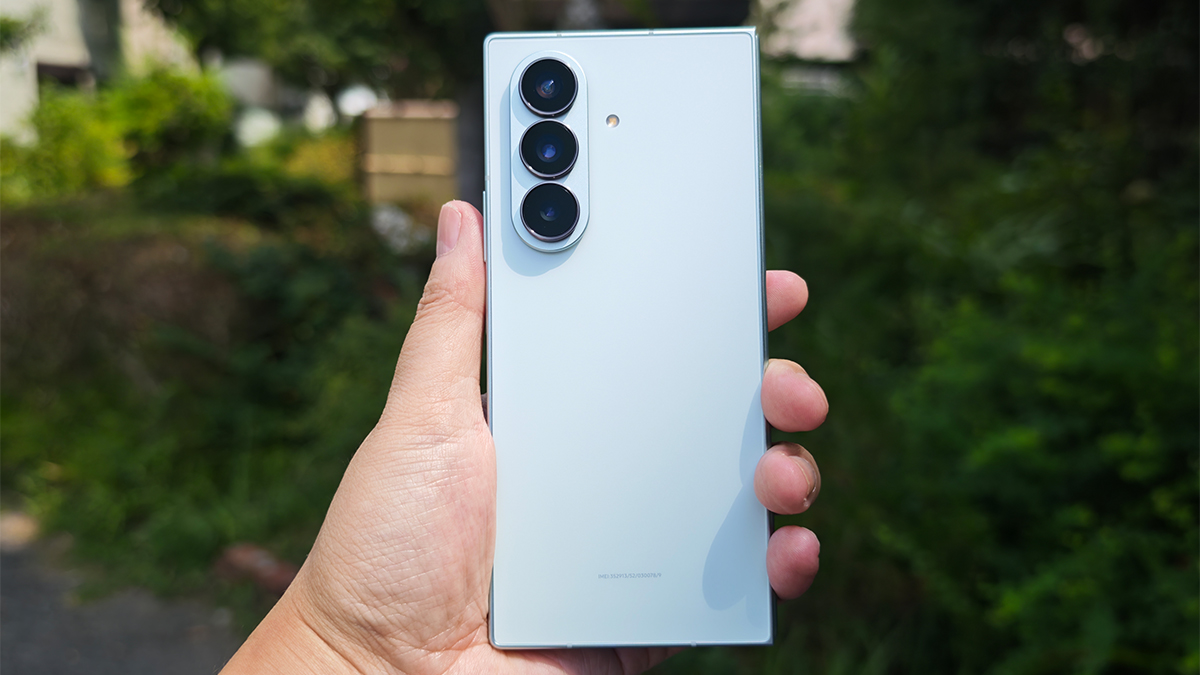 スマホ界の頂点】折りたたんでも普通のスマホ並みの折りたたみ