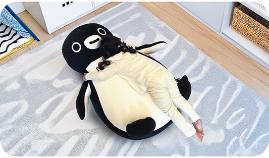 Suicaのペンギン」がYogiboに！ 癒やしの“抱きつけるビーズソファ”登場