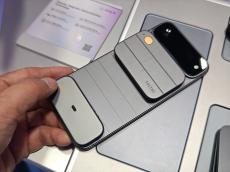 携帯電話本体 MARON ド変態】バッテリーも重ねて増量！ TECNOの厚さ4.9mm「合体スマホ」に