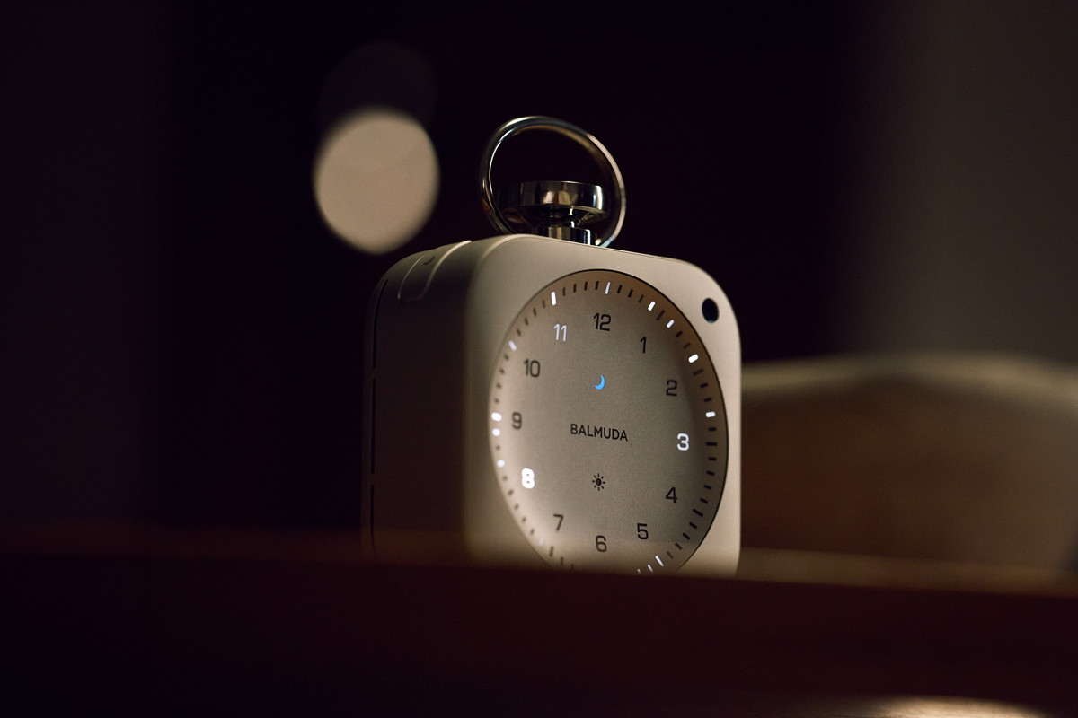 置き時計にウーファー!? 光と音が良すぎるバルミューダ「The Clock