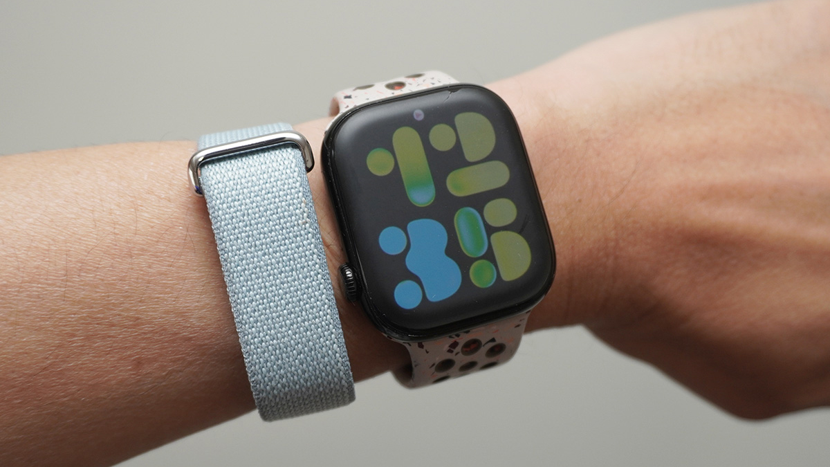 腕時計の“2個着け”問題ついに解決！ 画面を捨てた「Google Fitbit Air 