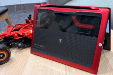99万円で買えるフェラーリ】世界限定4999台！ HP＆フェラーリのノート
