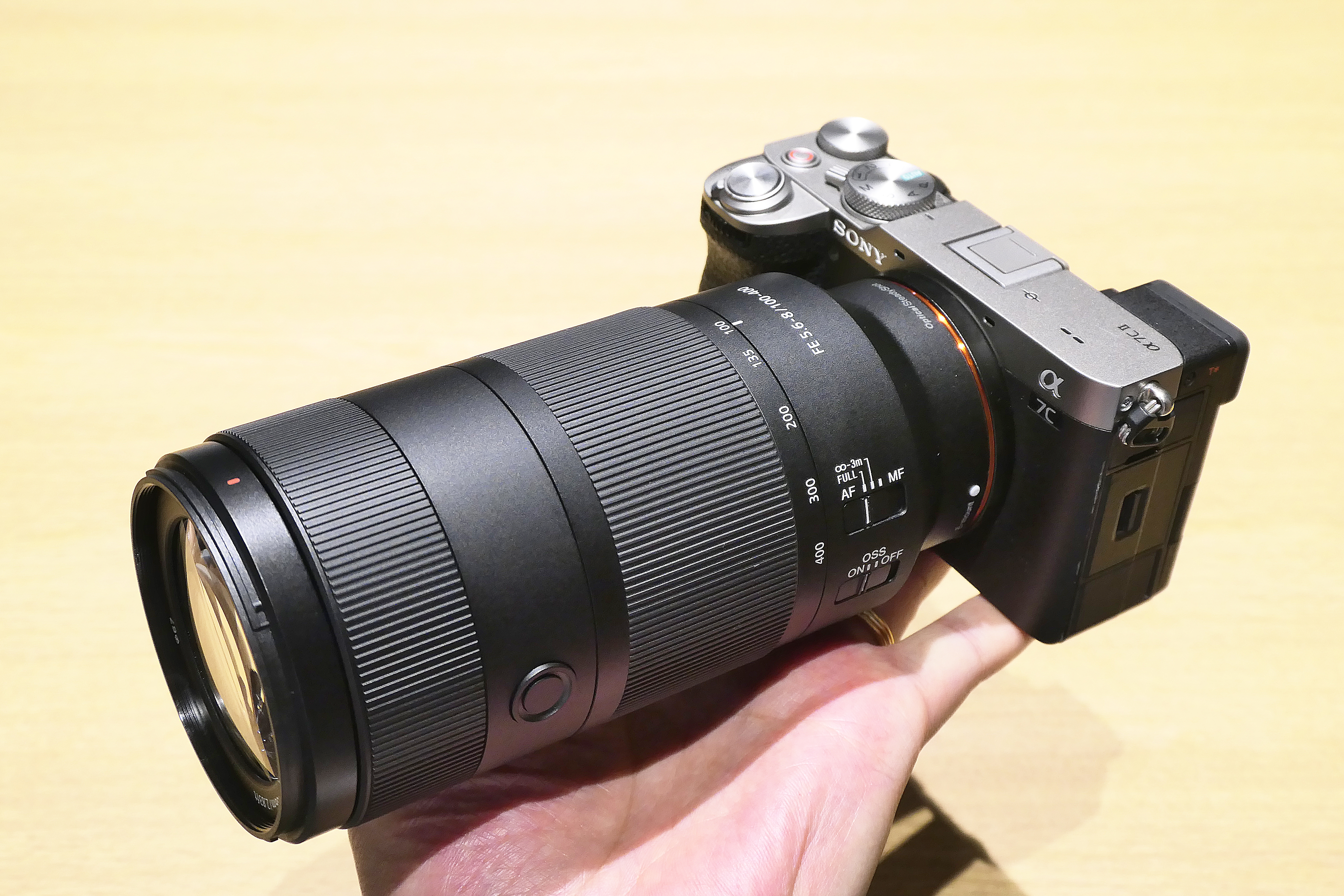ソニーがα用の14万円で買える小型軽量100-400mmズームレンズを発表