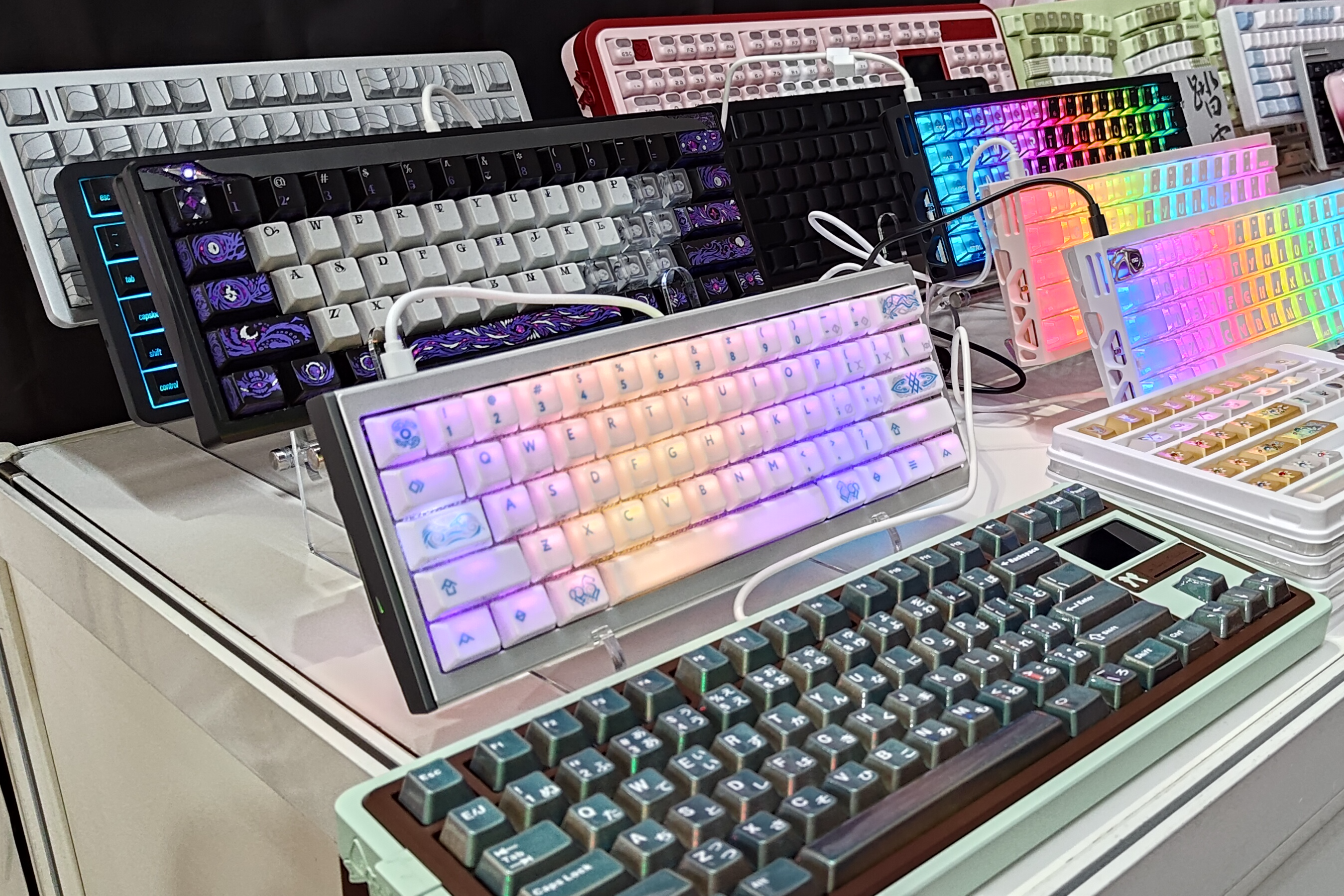 366種類 のカラーパターン光るキーボードスタンド わかっちゃいるけど、やっぱ光るキーボードは目立つ！【TGS2026特集