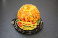  鮮やかな野菜の色がオシャレ！手間いらずのパックサラダで多品目の野菜を摂取！ 