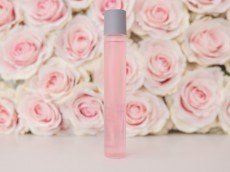  バラのみずみずしい香り『ローズロールオンパフューム』を発売 
