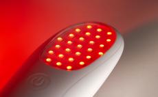 生成を促す赤色光でエイジングサインにアプローチ！携帯型LED美顔器